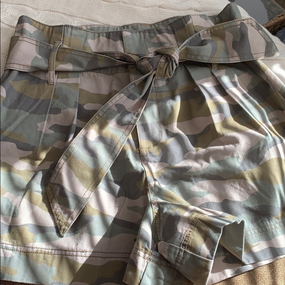 Camo Highwaisted Tie Shorts